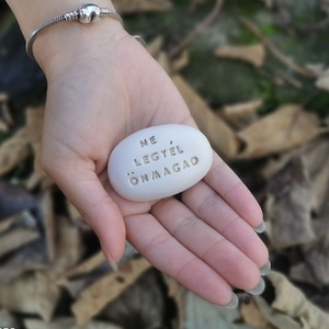 NE LEGYÉL ÖNMAGAD - Kerámia Varázskavics üzenettel, motivációs felirattal - esküvő - emlék & ajándék - köszönőajándék - Meska.hu