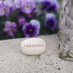 BÉKESSÉG - Kerámia Varázskavics üzenettel, motivációs felirattal - esküvő - emlék & ajándék - köszönőajándék - Meska.hu