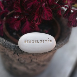 BESZÉLGETÉS - Kerámia Varázskavics üzenettel, motivációs felirattal - esküvő - emlék & ajándék - köszönőajándék - Meska.hu