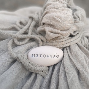 BIZTONSÁG - Kerámia Varázskavics üzenettel, motivációs felirattal - esküvő - emlék & ajándék - köszönőajándék - Meska.hu