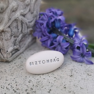 BIZTONSÁG - Kerámia Varázskavics üzenettel, motivációs felirattal - esküvő - emlék & ajándék - köszönőajándék - Meska.hu