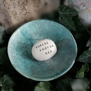 BÜSZKE VAGYOK RÁD - Kerámia Varázskavics üzenettel, motivációs felirattal - esküvő - emlék & ajándék - köszönőajándék - Meska.hu