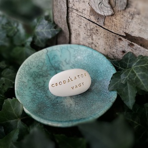 CSODÁLATOS VAGY - Kerámia Varázskavics üzenettel, motivációs felirattal - esküvő - emlék & ajándék - köszönőajándék - Meska.hu