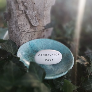 CSODÁLATOS VAGY - Kerámia Varázskavics üzenettel, motivációs felirattal - esküvő - emlék & ajándék - köszönőajándék - Meska.hu