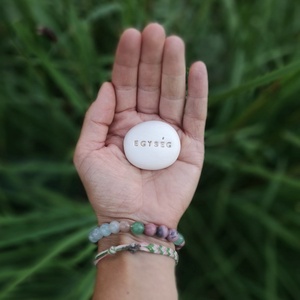 EGYSÉG - Kerámia Varázskavics üzenettel, motivációs felirattal - esküvő - emlék & ajándék - köszönőajándék - Meska.hu