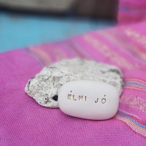 ÉLNI JÓ - Kerámia Varázskavics üzenettel, motivációs felirattal - esküvő - emlék & ajándék - köszönőajándék - Meska.hu