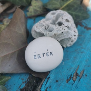 ÉRTÉK - Kerámia Varázskavics üzenettel, motivációs felirattal - esküvő - emlék & ajándék - köszönőajándék - Meska.hu