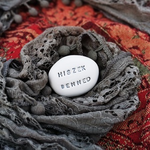 HISZEK BENNED - Kerámia Varázskavics üzenettel, motivációs felirattal, Esküvő, Emlék & Ajándék, Köszönőajándék, , MESKA