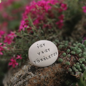 ÍGY VAGY TÖKÉLETES - Kerámia Varázskavics üzenettel, motivációs felirattal - esküvő - emlék & ajándék - köszönőajándék - Meska.hu