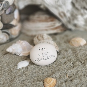 ÍGY VAGY TÖKÉLETES - Kerámia Varázskavics üzenettel, motivációs felirattal - esküvő - emlék & ajándék - köszönőajándék - Meska.hu