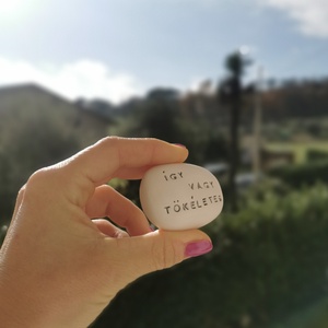 ÍGY VAGY TÖKÉLETES - Kerámia Varázskavics üzenettel, motivációs felirattal - esküvő - emlék & ajándék - köszönőajándék - Meska.hu