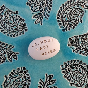 JÓ, HOGY VAGY NEKEM - Kerámia Varázskavics üzenettel, motivációs felirattal, Esküvő, Emlék & Ajándék, Köszönőajándék, , MESKA