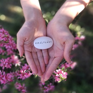 KIRÁLYLÁNY - Kerámia Varázskavics kedves üzenetekkel, motivációkkal - esküvő - emlék & ajándék - nászajándék - nászajándék gyűjtők - Meska.hu