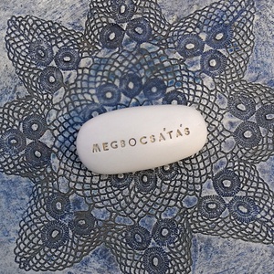 MEGBOCSÁTÁS - Kerámia Varázskavics üzenettel, motivációs felirattal - esküvő - emlék & ajándék - köszönőajándék - Meska.hu