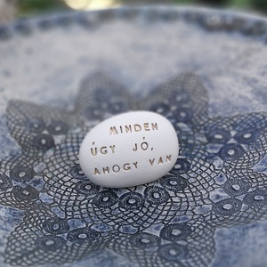 MINDEN ÚGY JÓ, AHOGY VAN - Kerámia Varázskavics üzenettel, motivációs felirattal - esküvő - emlék & ajándék - köszönőajándék - Meska.hu