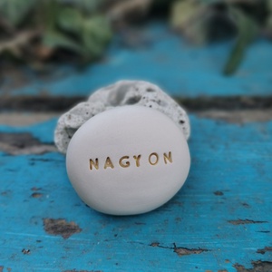 NAGYON - Kerámia Varázskavics pozitív üzenettel, kedves emlék, ajándék minden alkalomra - esküvő - emlék & ajándék - köszönőajándék - Meska.hu