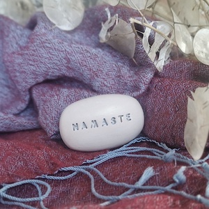 NAMASTE - Kerámia Varázskavics üzenettel, motivációs felirattal - otthon & életmód - dekoráció - asztal és polc dekoráció - kavics & kő - Meska.hu