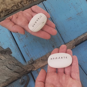 NAMASTE - Kerámia Varázskavics üzenettel, motivációs felirattal - otthon & életmód - dekoráció - asztal és polc dekoráció - kavics & kő - Meska.hu