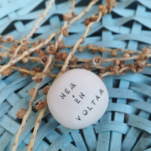 NEM ÉN VOLTAM - Kerámia Varázskavics üzenettel, motivációs felirattal - esküvő - emlék & ajándék - köszönőajándék - Meska.hu