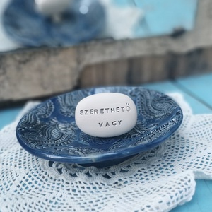 SZERETETHETŐ VAGY - Kerámia Varázskavics kedves üzenetekkel, motivációkkal - esküvő - emlék & ajándék - nászajándék - nászajándék gyűjtők - Meska.hu