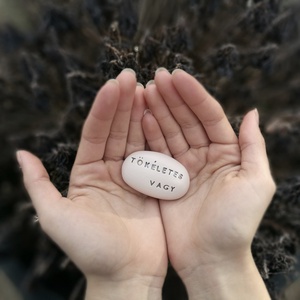 TÖKÉLETES VAGY - Kerámia Varázskavics kedves üzenetekkel, motivációkkal - Meska.hu