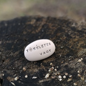 TÖKÉLETES VAGY - Kerámia Varázskavics kedves üzenetekkel, motivációkkal - esküvő - emlék & ajándék - nászajándék - nászajándék gyűjtők - Meska.hu