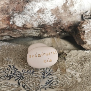 SZÁMÍTHATSZ RÁM - Kerámia Varázskavics üzenettel, motivációs felirattal - esküvő - emlék & ajándék - köszönőajándék - Meska.hu