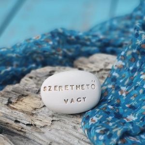 SZERETETHETŐ VAGY - Kerámia Varázskavics kedves üzenetekkel, motivációkkal - esküvő - emlék & ajándék - nászajándék - nászajándék gyűjtők - Meska.hu