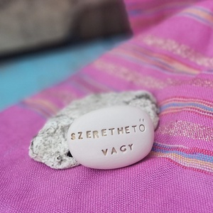 SZERETETHETŐ VAGY - Kerámia Varázskavics kedves üzenetekkel, motivációkkal - esküvő - emlék & ajándék - nászajándék - nászajándék gyűjtők - Meska.hu