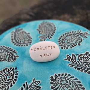 TÖKÉLETES VAGY - Kerámia Varázskavics kedves üzenetekkel, motivációkkal - esküvő - emlék & ajándék - nászajándék - nászajándék gyűjtők - Meska.hu