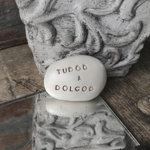 TUDOD A DOLGOD - Kerámia Varázskavics kedves üzenetekkel, motivációkkal - esküvő - emlék & ajándék - nászajándék - nászajándék gyűjtők - Meska.hu