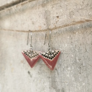 Kézzel készített kerámia háromszög fülbevaló - bordó, fekete-krém színű, minimalista dizájn - ékszer - fülbevaló - lógó fülbevaló - Meska.hu