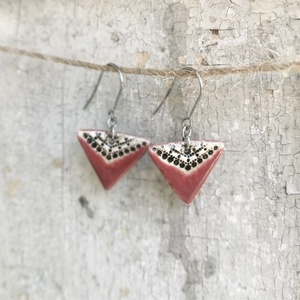 Kézzel készített kerámia háromszög fülbevaló - bordó, fekete-krém színű, minimalista dizájn - Meska.hu