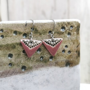 Kézzel készített kerámia háromszög fülbevaló - bordó, fekete-krém színű, minimalista dizájn - ékszer - fülbevaló - lógó fülbevaló - Meska.hu