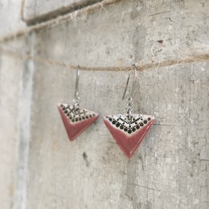 Kézzel készített kerámia háromszög fülbevaló - bordó, fekete-krém színű, minimalista dizájn - ékszer - fülbevaló - lógó fülbevaló - Meska.hu