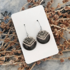 Kézzel készült kerámia fülbevaló - modern design sötét padlizsán lila színben - ékszer - fülbevaló - lógó fülbevaló - Meska.hu