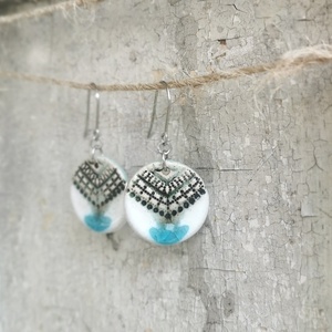 Türkiz és fehér színű, kézzel készített kerámia fülbevaló - Meska.hu