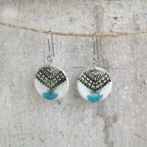 Türkiz és fehér színű, kézzel készített kerámia fülbevaló - ékszer - fülbevaló - lógó fülbevaló - Meska.hu