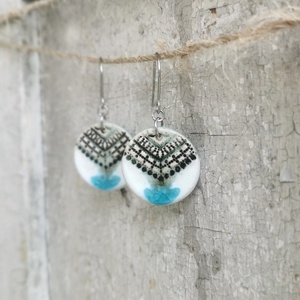 Türkiz és fehér színű, kézzel készített kerámia fülbevaló - ékszer - fülbevaló - lógó fülbevaló - Meska.hu
