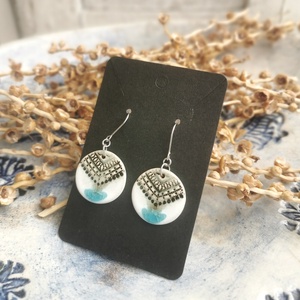 Türkiz és fehér színű, kézzel készített kerámia fülbevaló - ékszer - fülbevaló - lógó fülbevaló - Meska.hu