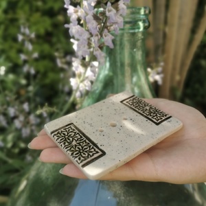 Kézzel készített mázas kerámia szappantartó � krémszínű pöttyös nyomott rusztikus mintával - otthon & életmód - fürdőszoba - szappantartó - Meska.hu