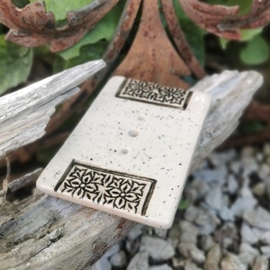 Kézzel készített mázas kerámia szappantartó � krémszínű pöttyös nyomott rusztikus mintával - otthon & életmód - fürdőszoba - szappantartó - Meska.hu