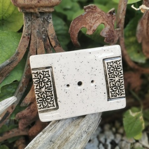 Kézzel készített mázas kerámia szappantartó � krémszínű pöttyös nyomott rusztikus mintával - otthon & életmód - fürdőszoba - szappantartó - Meska.hu