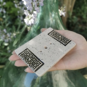 Kézzel készített mázas kerámia szappantartó � krémszínű pöttyös nyomott rusztikus mintával - Meska.hu
