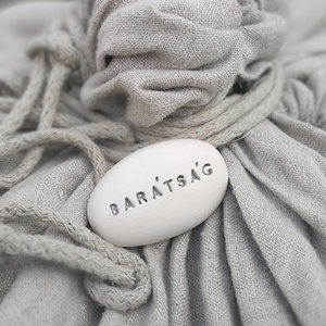 BARÁTSÁG - Varáskavics az igaz barátnak, kerámia ajándék - otthon & életmód - dekoráció - fali és függő dekoráció - felirat - Meska.hu