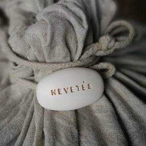 NEVETÉS - Kerámia Varázskavics üzenettel, motivációs felirattal, Esküvő, Emlék & Ajándék, Köszönőajándék, , MESKA