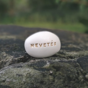 NEVETÉS - Kerámia Varázskavics üzenettel, motivációs felirattal - esküvő - emlék & ajándék - köszönőajándék - Meska.hu