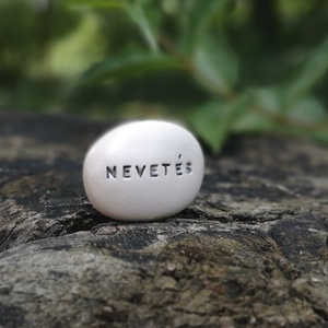 NEVETÉS - Kerámia Varázskavics üzenettel, motivációs felirattal - esküvő - emlék & ajándék - köszönőajándék - Meska.hu
