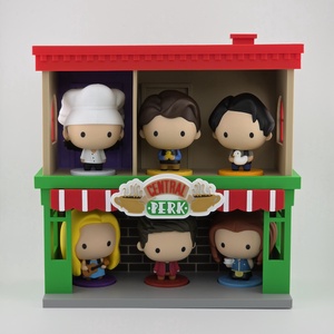 Jóbarátok Friends figura tartó, Otthon & Életmód, Tárolás & Rendszerezés, Íróasztali tároló, Mindenmás, Jóbarátok témájú figura tartó, amely az ikonikus jeleneteket és helyszíneket idézi meg részletes ki..., MESKA