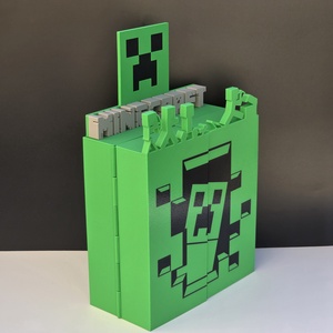 Minecraft Kinder Joy figuratartó kinyitható, variálható névtáblákkal - otthon & életmód - tárolás & rendszerezés - íróasztali tároló - Meska.hu